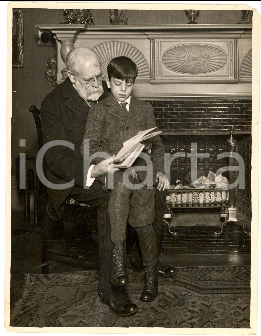 Fotografia d epoca originale 1920 ROMA Poeta Robert UNDERWOOD JOHNSON legge un libro con un bambino Foto 1