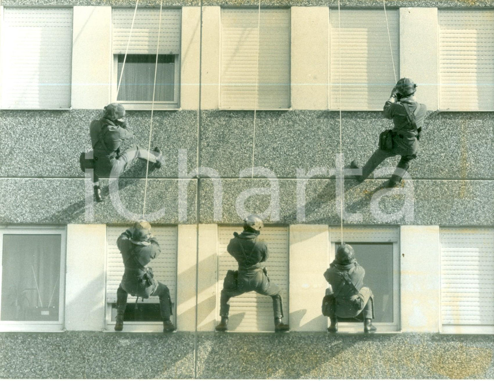 Fotografia d epoca originale 1987 BONN DE Brigata antigang fa irruzione in un edificio Fotografia 1