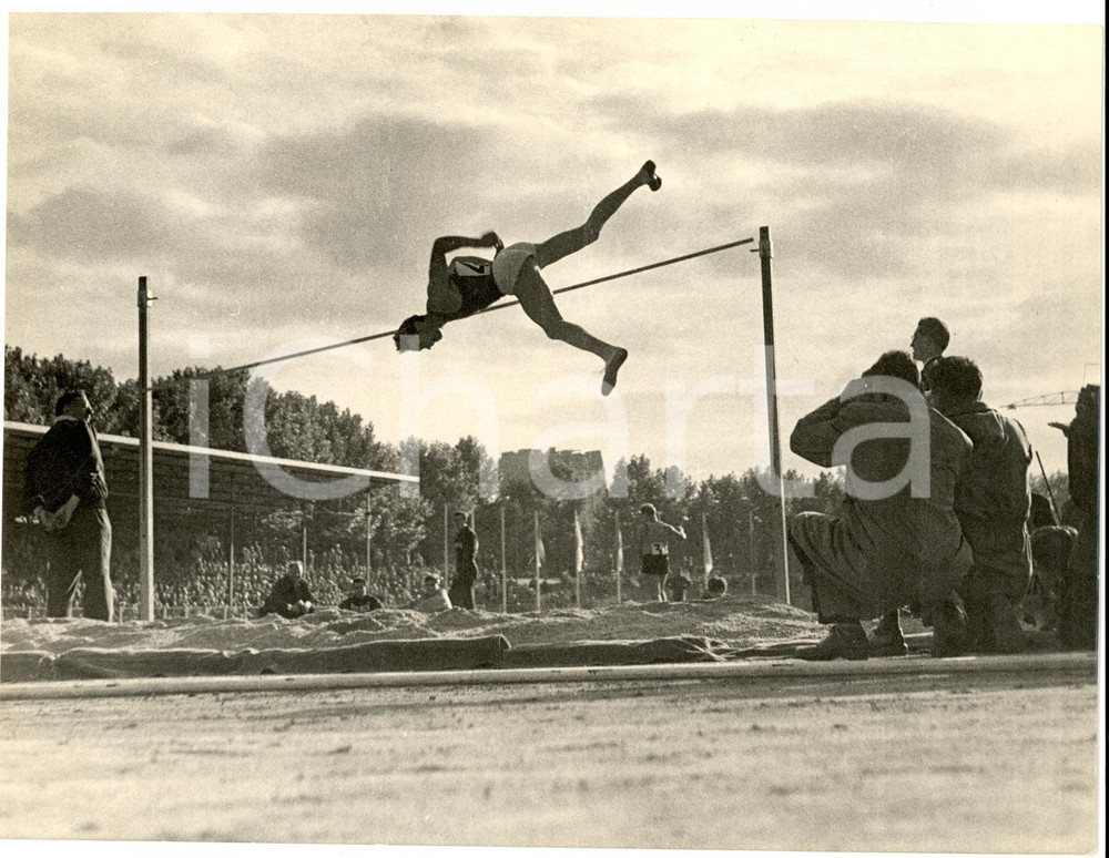 Fotografia d epoca originale 1957 LENINGRADO URSS Yuri STEPANOV salto in alto con scarpe truccate Foto 1