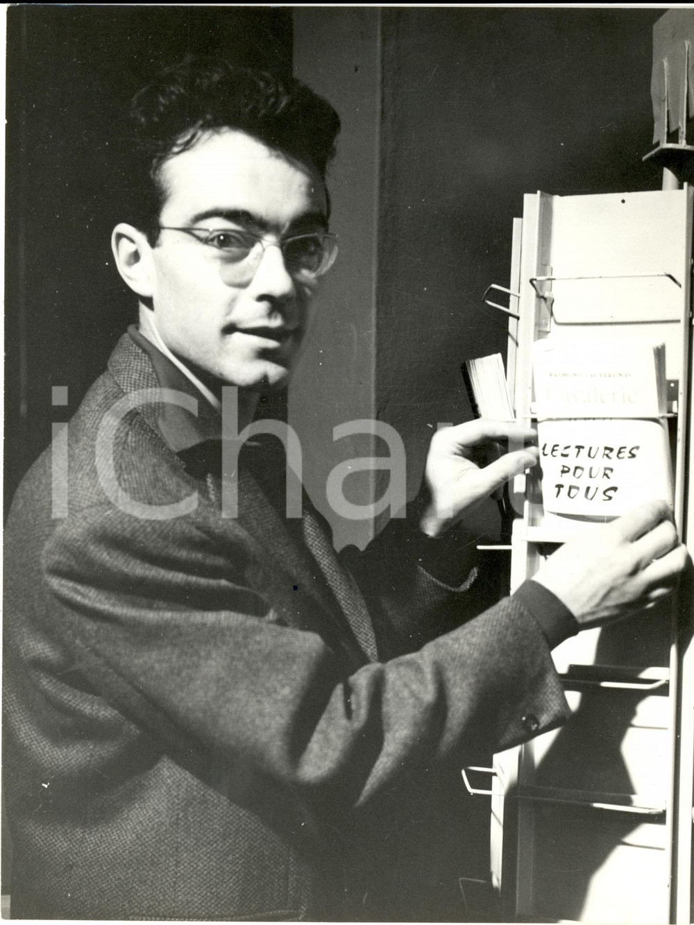 Fotografia d epoca originale 1960 PARIS Raymond DE LAS VERGNAS avec son roman  Cavalerie lÃ©gÃ¨re  Photo 1