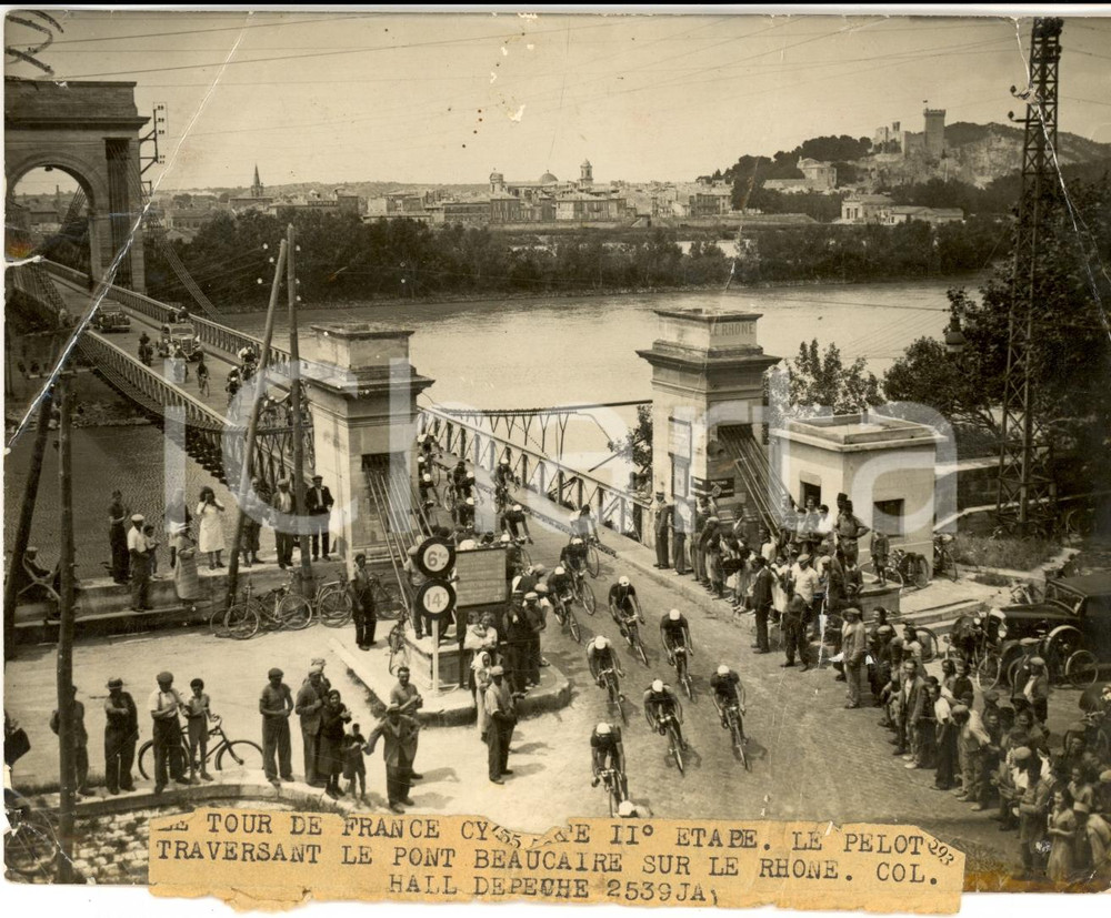 Fotografia d epoca originale 1939 BEAUCAIRE CICLISMO TOUR DE FRANCE attraversa ponte sul Rodano DANNEGGIATA 1
