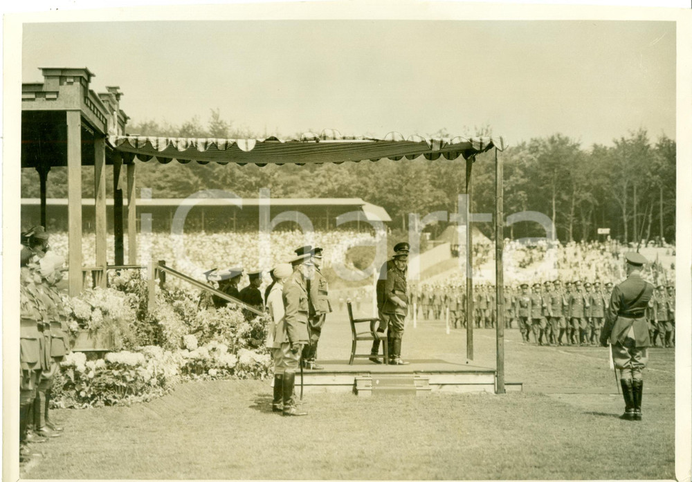 Fotografia d epoca originale 1935 RUSHMOOR ARENA UK King George V reviewing Army Saluting Base PHOTOGRAPH 1