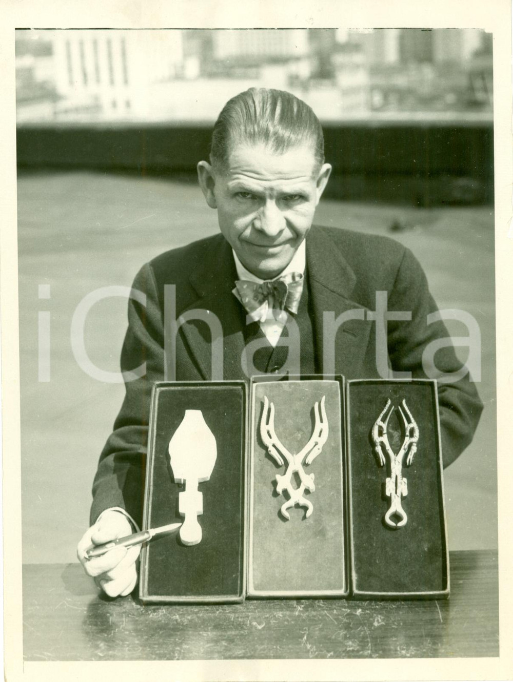 Fotografia d epoca originale 1931 LOS ANGELES William R. PEELER cutting pliers from wood with penknife PHOTO 1