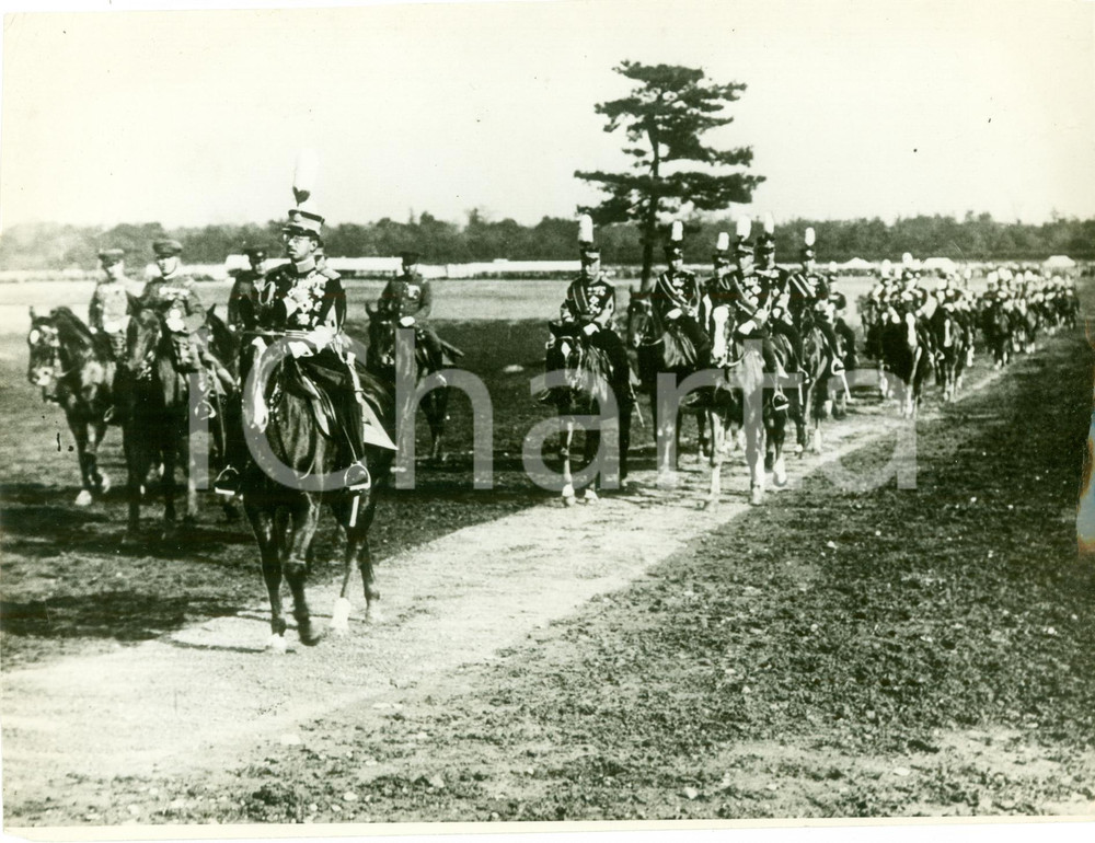 Fotografia d epoca originale 1935 ca TOKYO JAPAN Imperatore HIROHITO a cavallo passa in rivista truppe FOTO 1