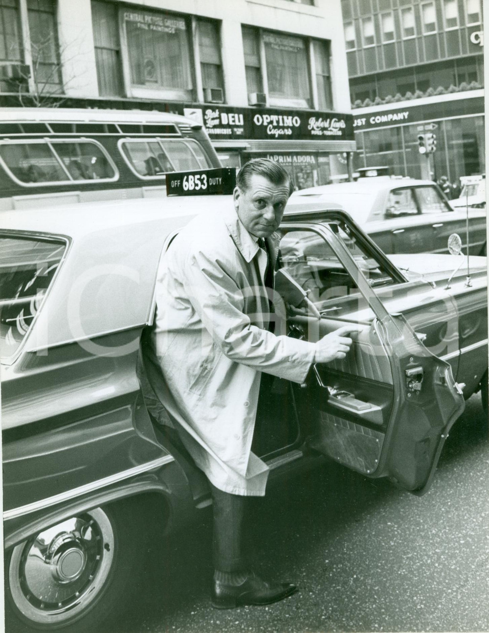 Fotografia d epoca originale 1968 NEW YORK Scrittore Morris WEST scenda da taxi in MADISON AVENUE Fotografia 1