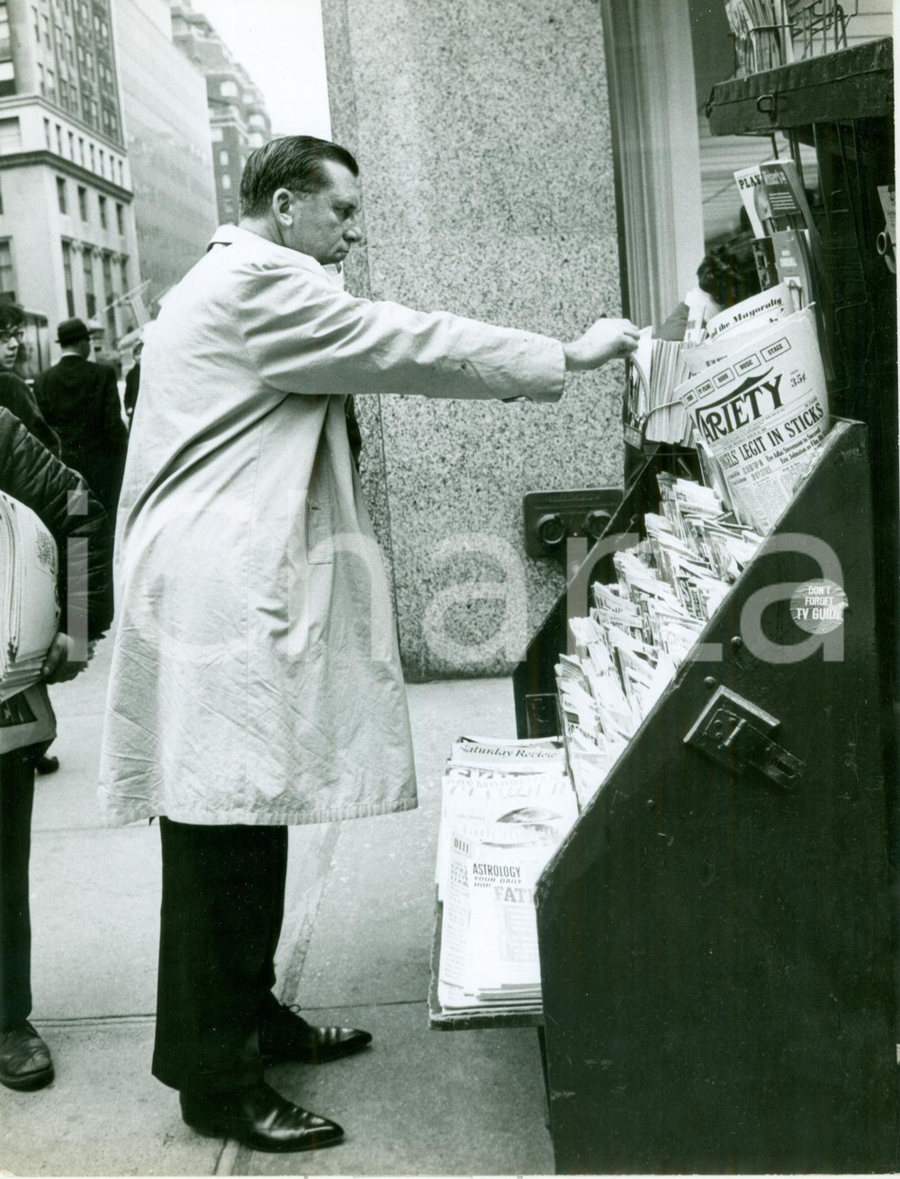 Fotografia d epoca originale 1968 NEW YORK Scrittore Morris WEST acquista una rivista in edicola Fotografia 1