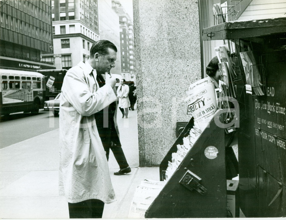 Fotografia d epoca originale 1968 NEW YORK Scrittore Morris WEST in edicola rivista VARIETY Fotografia 1