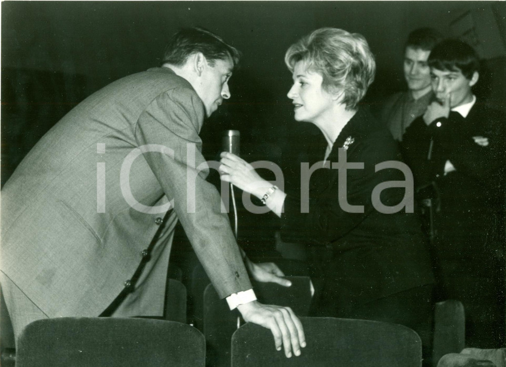 Fotografia d epoca originale 1965 ca PARIS Attrice Micheline SANDRELLE durante un intervista Fotografia 1