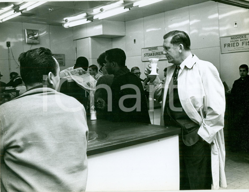 Fotografia d epoca originale 1968 NEW YORK Scrittore Morris WEST al fastfood NEDICK S Foto 1 1