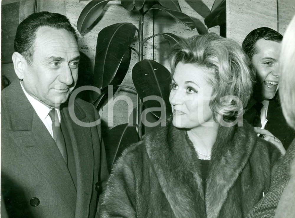 Fotografia d epoca originale 1965 ca PARIS Attrice Micheline SANDRELLE a una serata di gala Fotografia 1 1