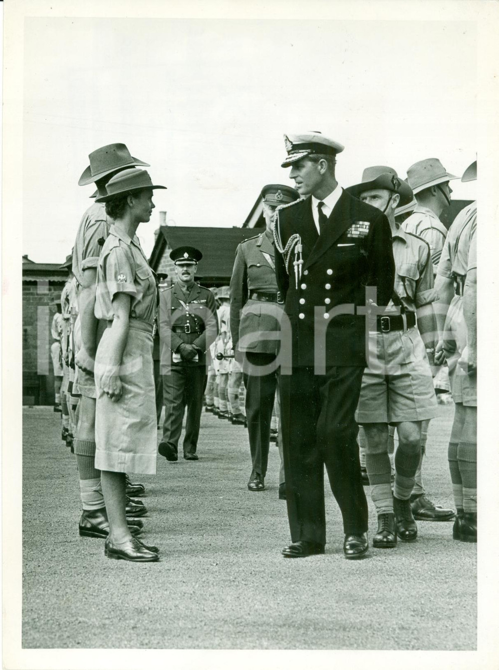 Fotografia d epoca originale 1953 PIRBRIGHT UK Philip of EDINBURGH inspecting Australian troops PHOTOGRAPH 1