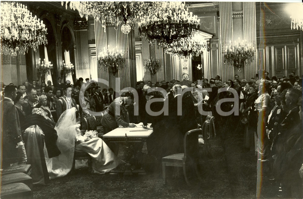 Fotografia d epoca originale 1960 BRUXELLES Firma dello sposo re Baldovino del BELGIO Foto NOZZE REALI 1