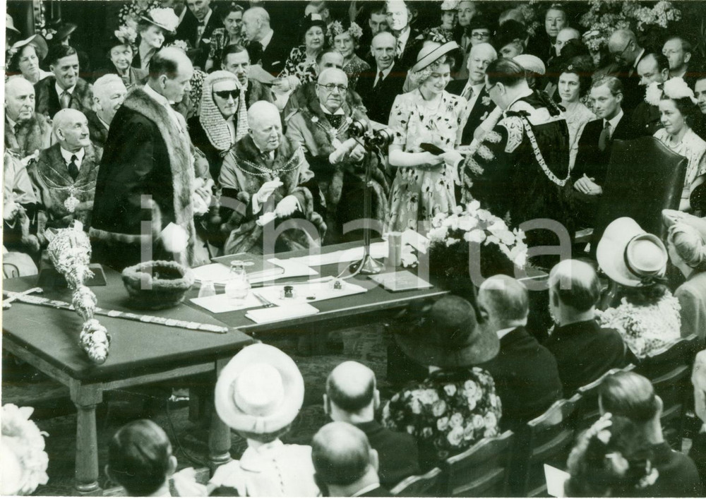Fotografia d epoca originale 1947 LONDON Princess Elizabeth receiving FREEDOM OF THE CITY Photograph 1