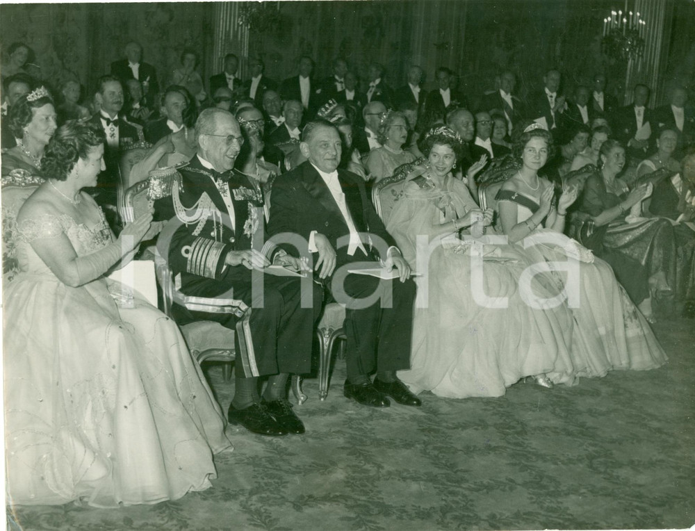 Fotografia d epoca originale 1956 PARIS RenÃ© COTY con Paolo di GRECIA Sofia di SPAGNA all ELISEO Fotografia 1