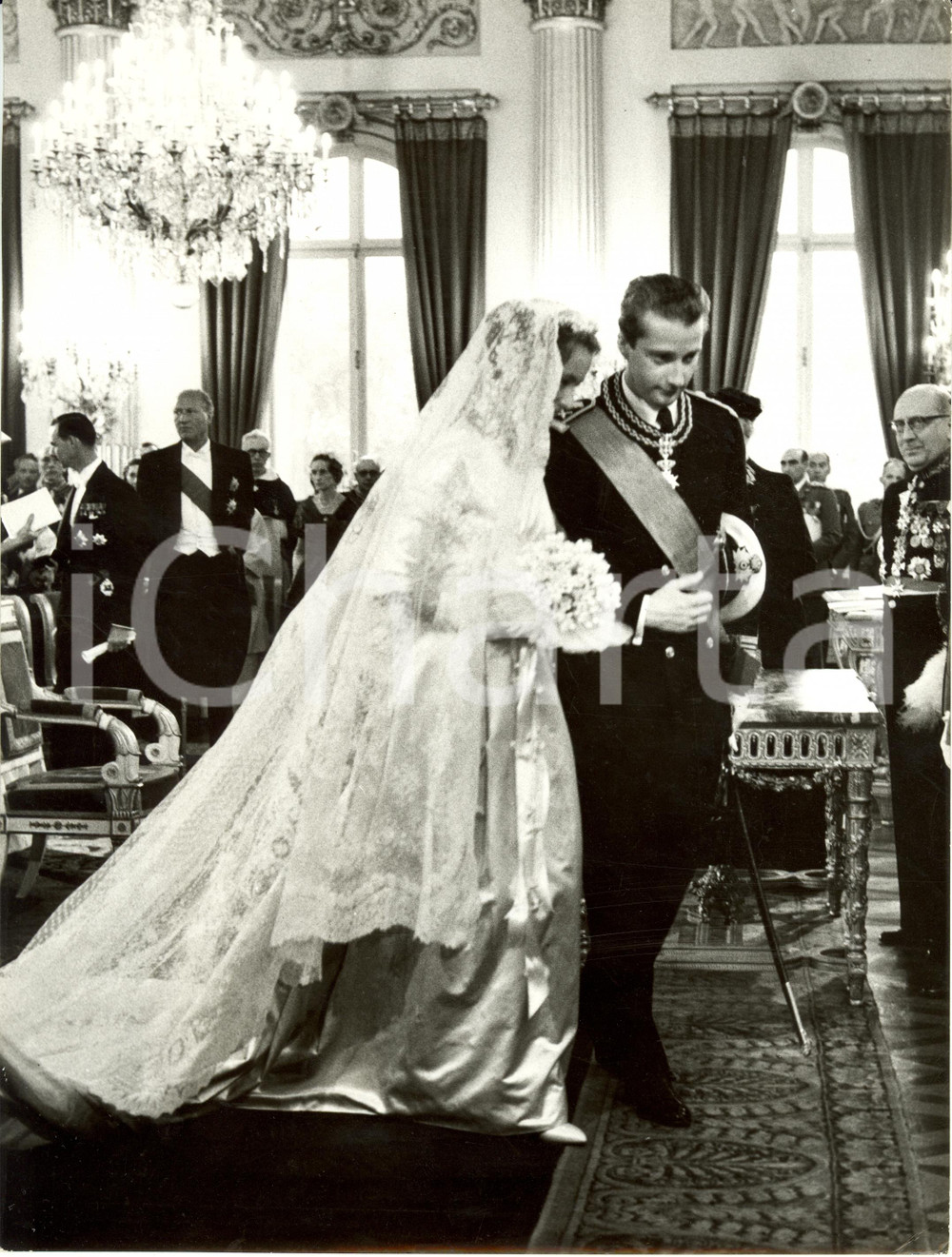 Fotografia d epoca originale 1959 BRUXELLES Alberto di LIEGI e Paola RUFFO dopo la cerimonia nuziale Foto 1
