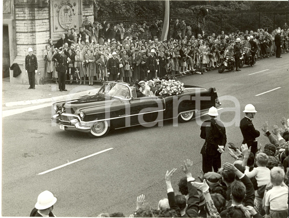 Fotografia d epoca originale 1959 BRUXELLES Gli sposi PAOLA e ALBERTO di LIEGI acclamati dalla folla Foto 1