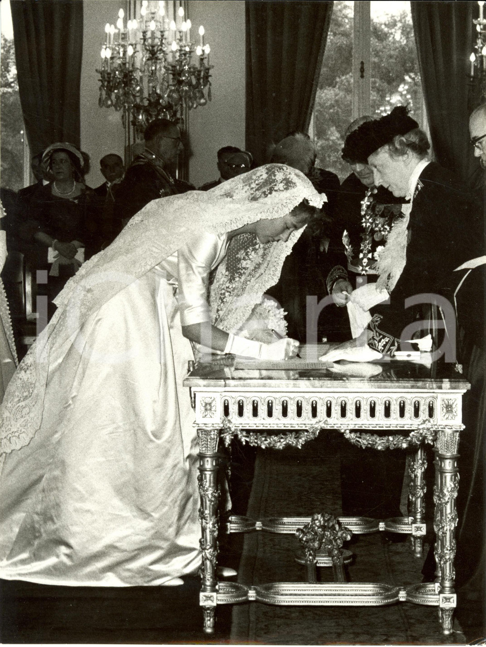 Fotografia d epoca originale 1959 BRUXELLES Principessa Paola RUFFO firma l atto di matrimonio Fotografia 1