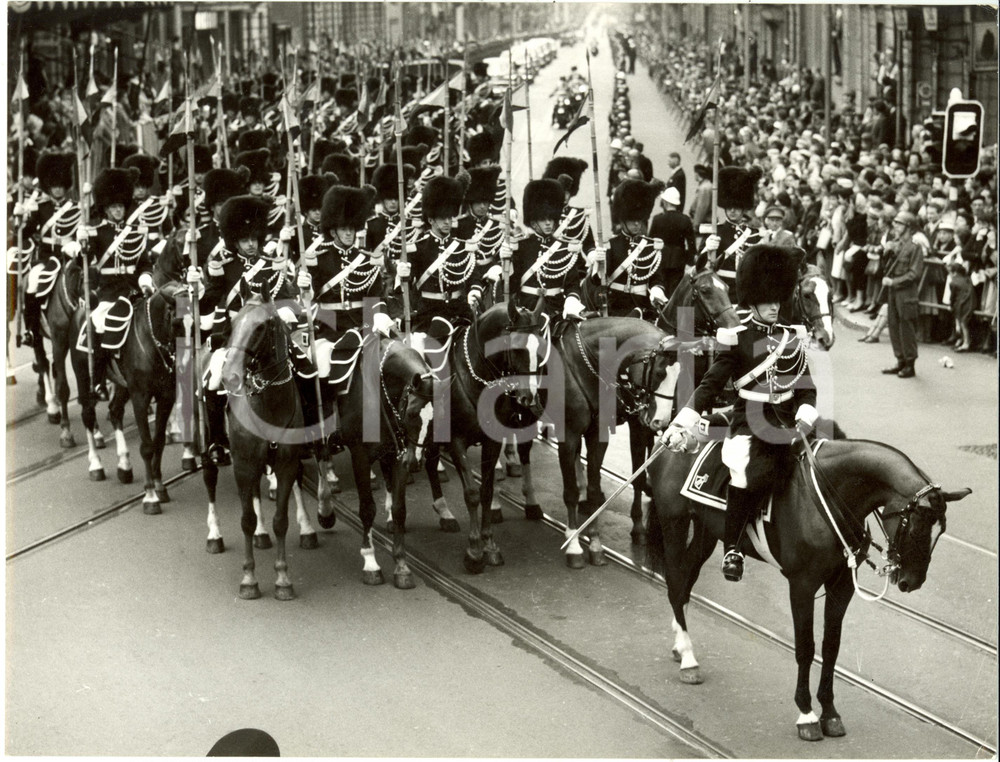 Fotografia d epoca originale 1959 BRUXELLES Scorta reale per il corteo nuziale di ALBERTO e PAOLA di LIEGI 1