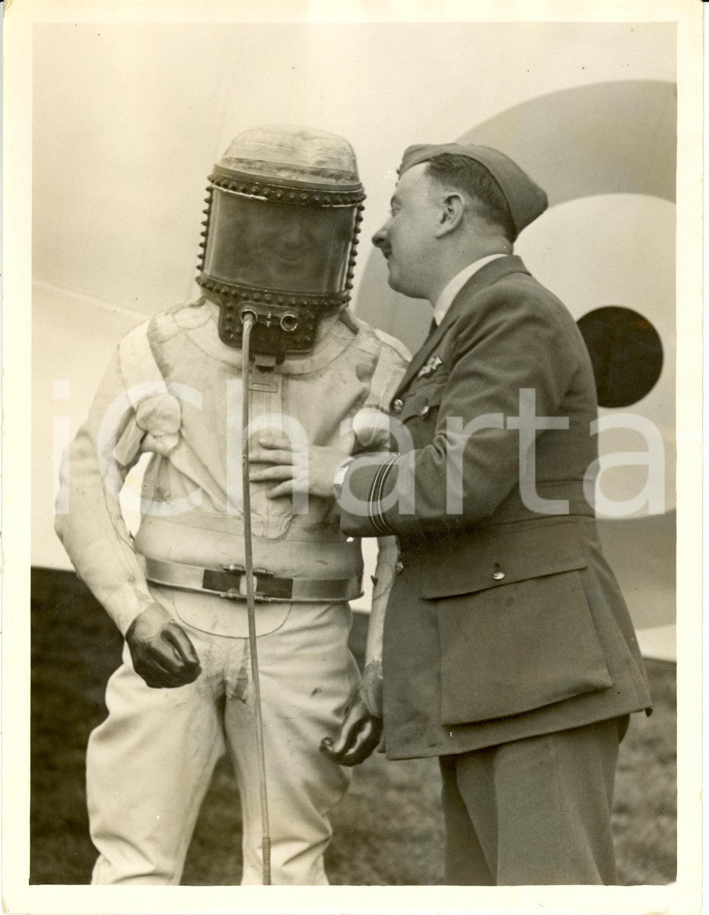 Fotografia d epoca originale 1936 UK Squadron Leader SWAIN altitude recordman in his pressure suit Foto 1