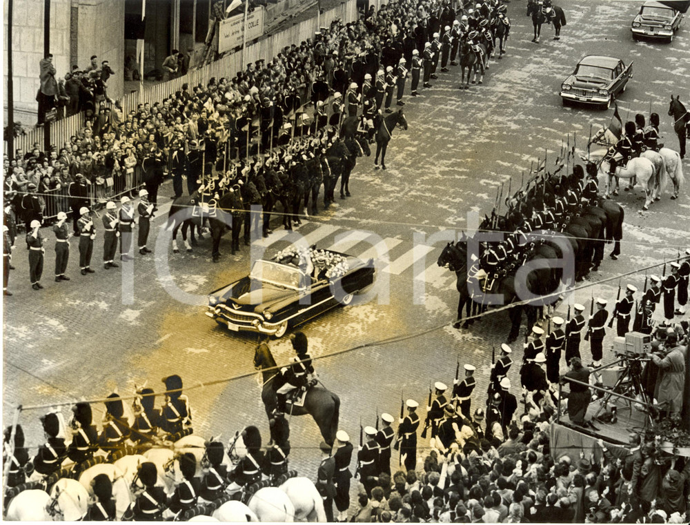 Fotografia d epoca originale 1959 BRUXELLES Sposi ALBERTO e PAOLA di LIEGI in boulevard de l IMPERATRICE Foto 1