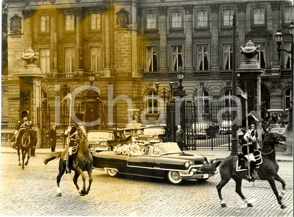 Fotografia d epoca originale 1959 BRUXELLES  Corteo nuziale di ALBERTO e PAOLA di LIEGI lascia PALAZZO REALE 1