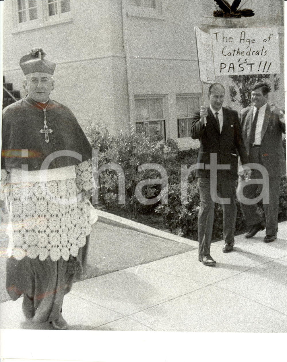 Fotografia d epoca originale 1966  SAN FRANCISCO CALIFORNIA Archbishop Mc GUCKEN tra i manifestanti Foto 1