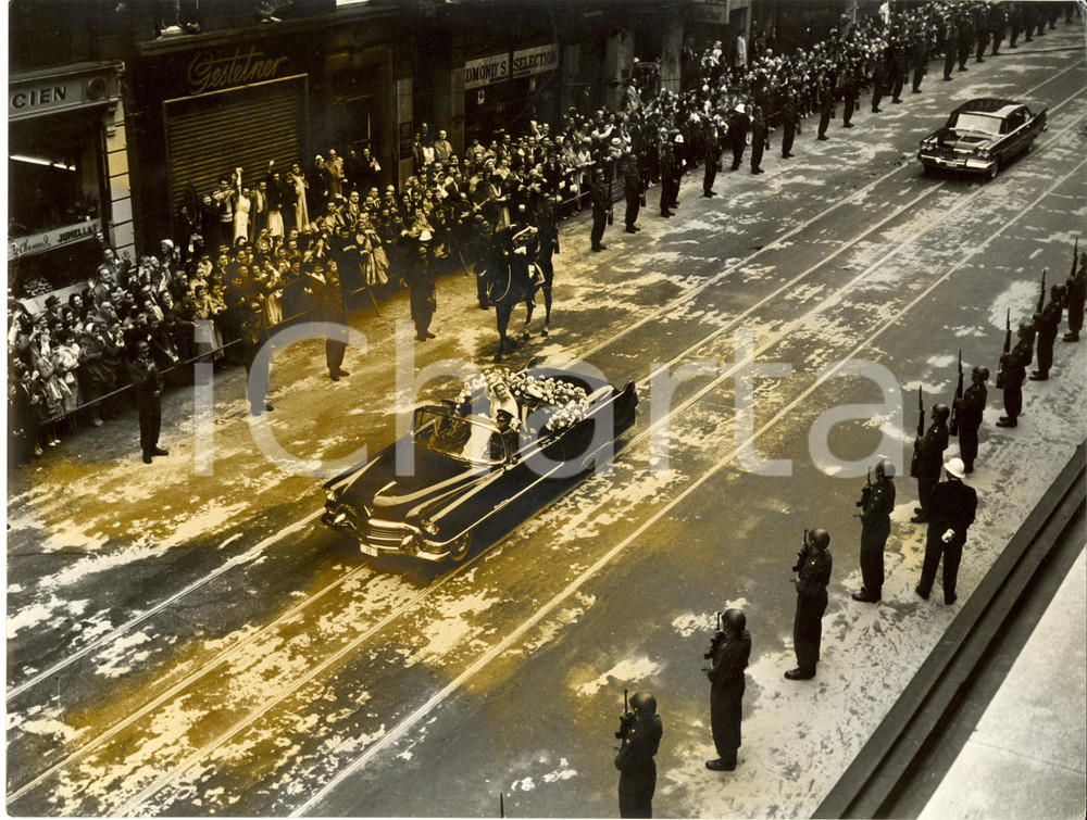 Fotografia d epoca originale 1959 BRUXELLES Corteo nuziale di ALBERTO e PAOLA di LIEGI rue ROYALE con folla 1