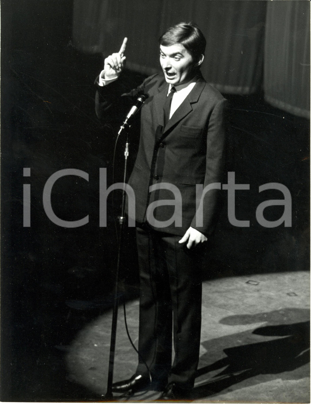 Fotografia d epoca originale 1965 ca PARIS Il cantante cantautore Pierre VASSILIU Fotografia 1