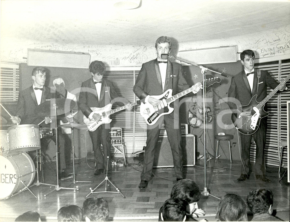 Fotografia d epoca originale 1965 ca PARIS Esibizione band STRANGERS con Alan SELBY voce  Foto 1 1