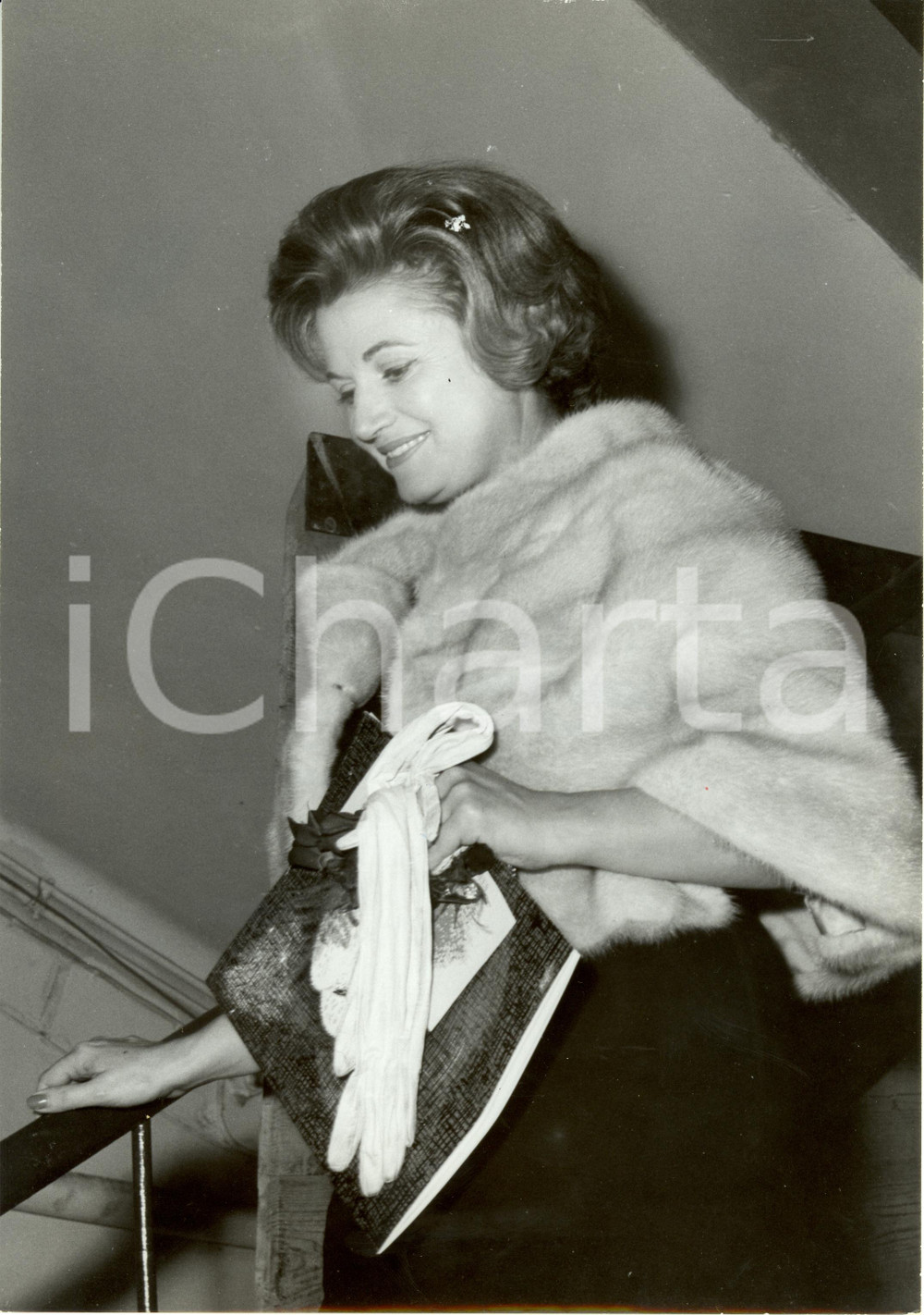 Fotografia d epoca originale 1965 ca PARIS Attrice Micheline SANDRELLE con pellicciotto Foto 1 1