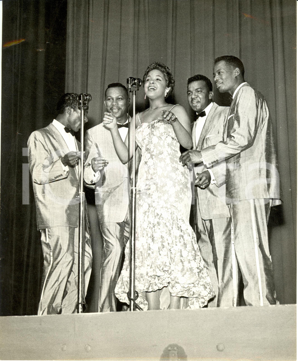 Fotografia d epoca originale 1955 ca USA PLATTERS in esibizione con Zola TAYLOR voce femminile Fotografia 1
