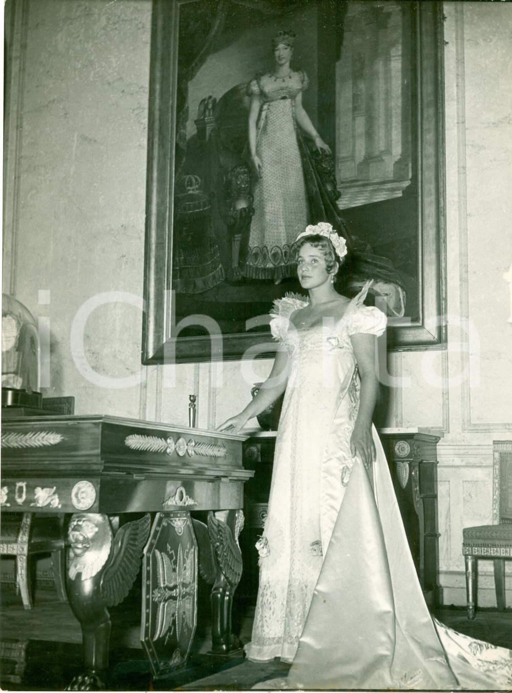 Fotografia d epoca originale 1955 FONTAINEBLEAU Attrice Maria SCHELL costume Maria Luisa d AUSTRIA NapolÃ©on 1