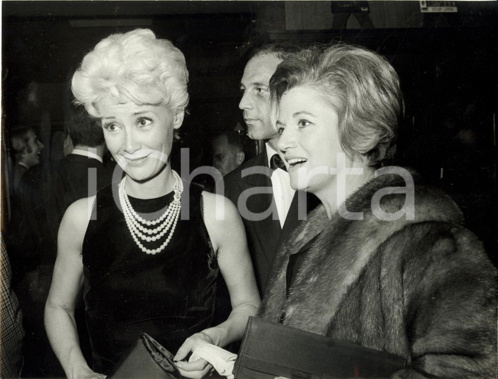 Fotografia d epoca originale 1965 ca PARIS F Le sorridenti attrici Micheline SANDRELLE e Colette DEREAL 1