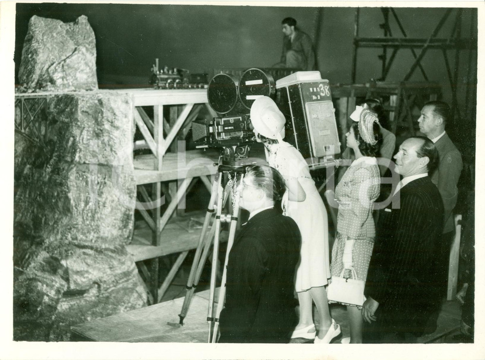 Fotografia d epoca originale 1947 ISLEWORTH Princess Elizabeth Margaret FILM STUDIOS model train accident 1
