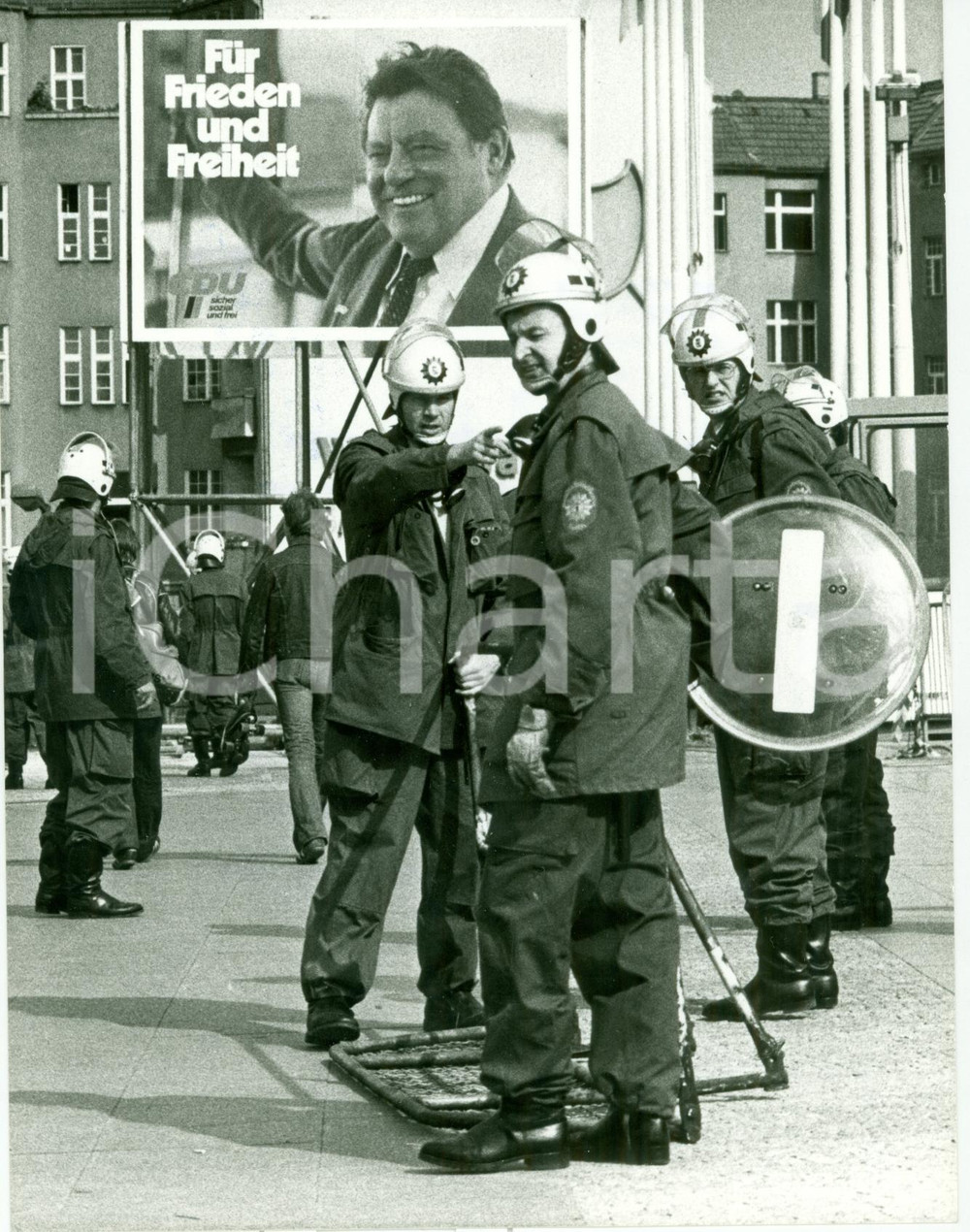 Fotografia d epoca originale 1980 BERLIN Agenti antisommossa manifestazione vs Franz Joseph STRAUSS Foto 1