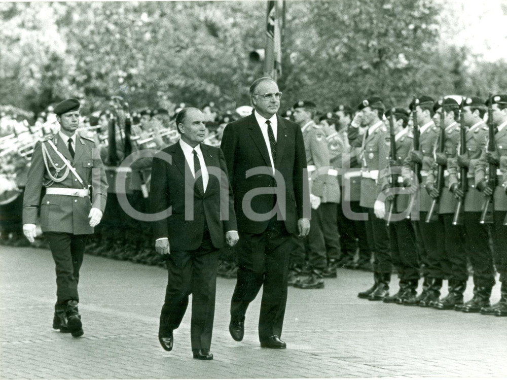 Fotografia d epoca originale 1982 BONN DE FranÃ§ois MITTERRAND Helmut KOHL passano in rassegna BUNDESWEHR 1
