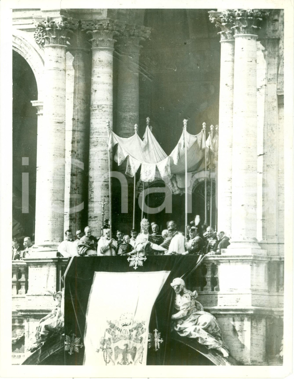Fotografia d epoca originale 1933 ROMA Papa PIO XI benedice pellegrini ANNO SANTO Santa Maria Maggiore FOTO 1
