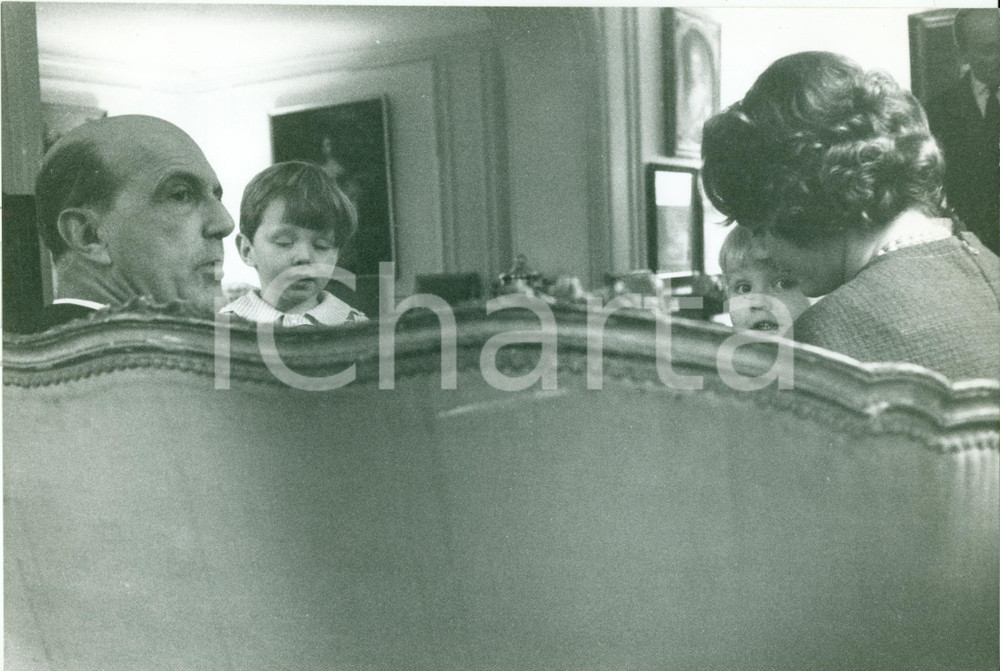 Fotografia d epoca originale 1965 ca VERSAILLES F Umberto II con nipoti figli Maria Pia di SAVOIA Foto 1
