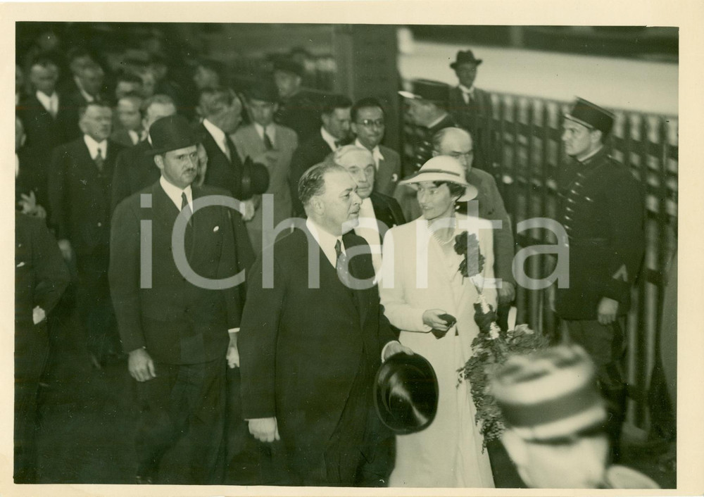 Fotografia d epoca originale 1937 PARIS Felice di BORBONEPARMA Carlotta del LUSSEMBURGO alla Gare de l Est 1