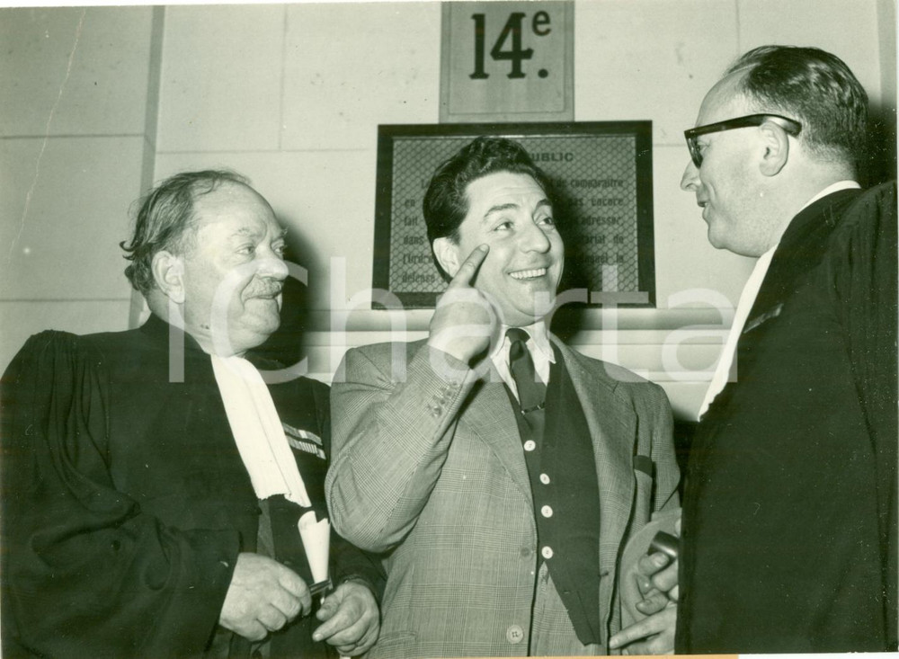 Fotografia d epoca originale 1950 PARIS Cantante Jacques PILLS mostra ferita ad avvocati Fotografia 1