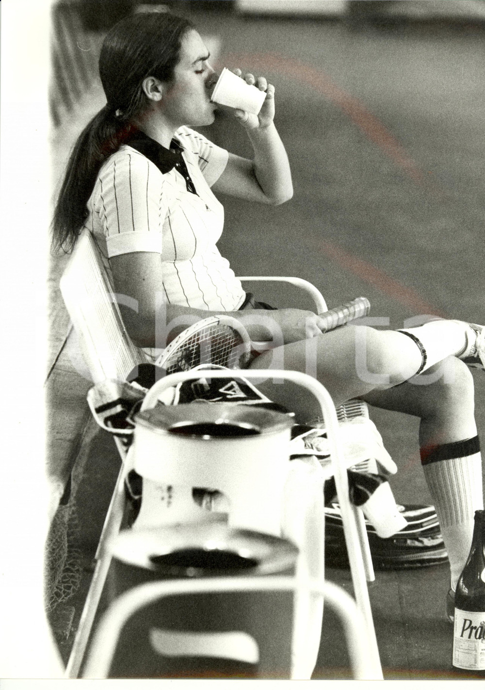 Fotografia d epoca originale 1980 ca TENNIS Sabina SIMMONDS beve Acqua PRACASTELLO Fotografia 24x30 cm 1