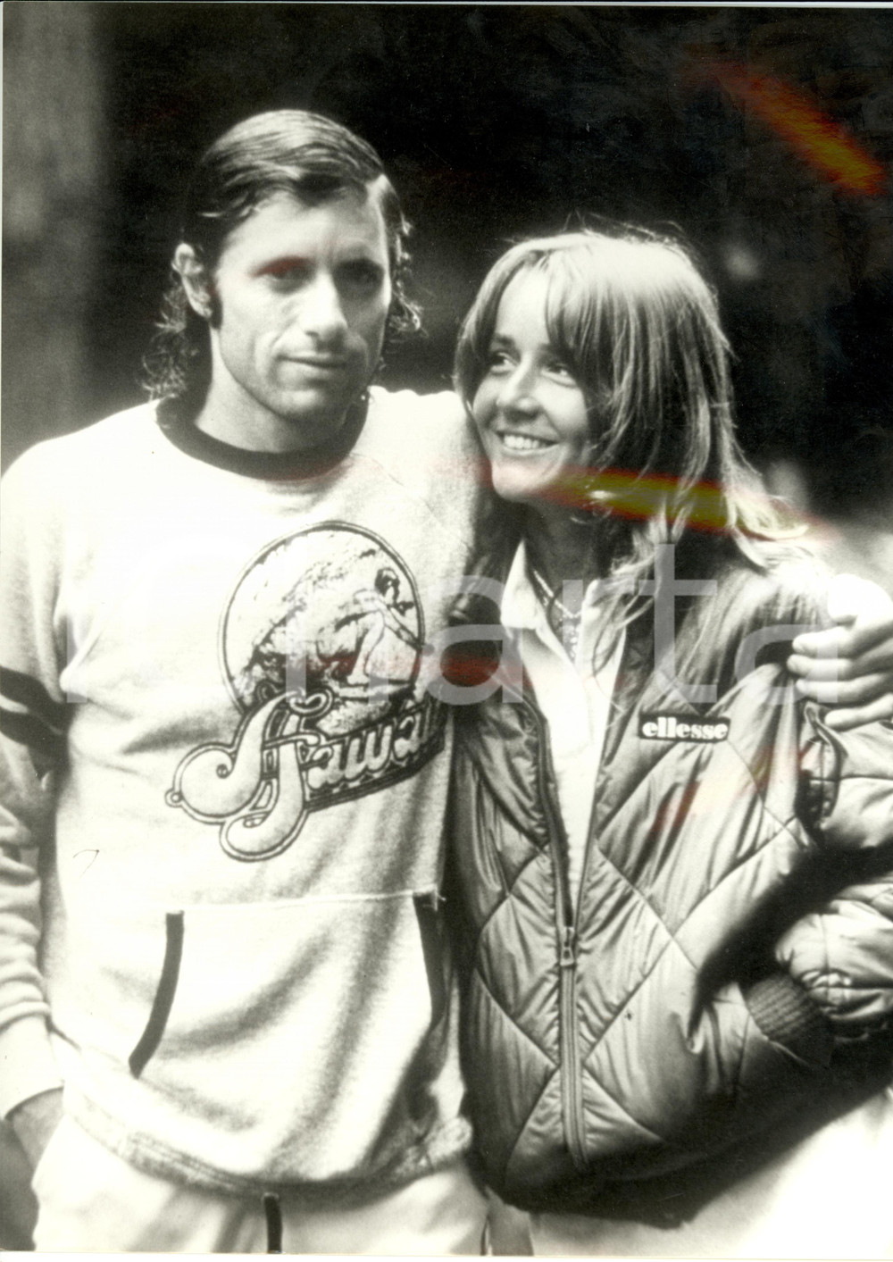 Fotografia d epoca originale 1980 ca TENNIS Guillermo VILAS abbraccia fidanzata Gabriela BLONDEAU Foto 24x30 1