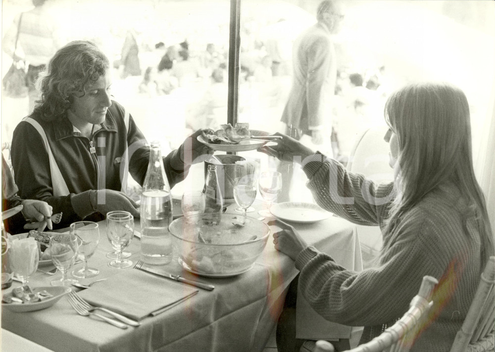 Fotografia d epoca originale 1980 ca TENNIS Guillermo VILAS fidanzata Gabriela BLONDEAU ristorante  24x30 1