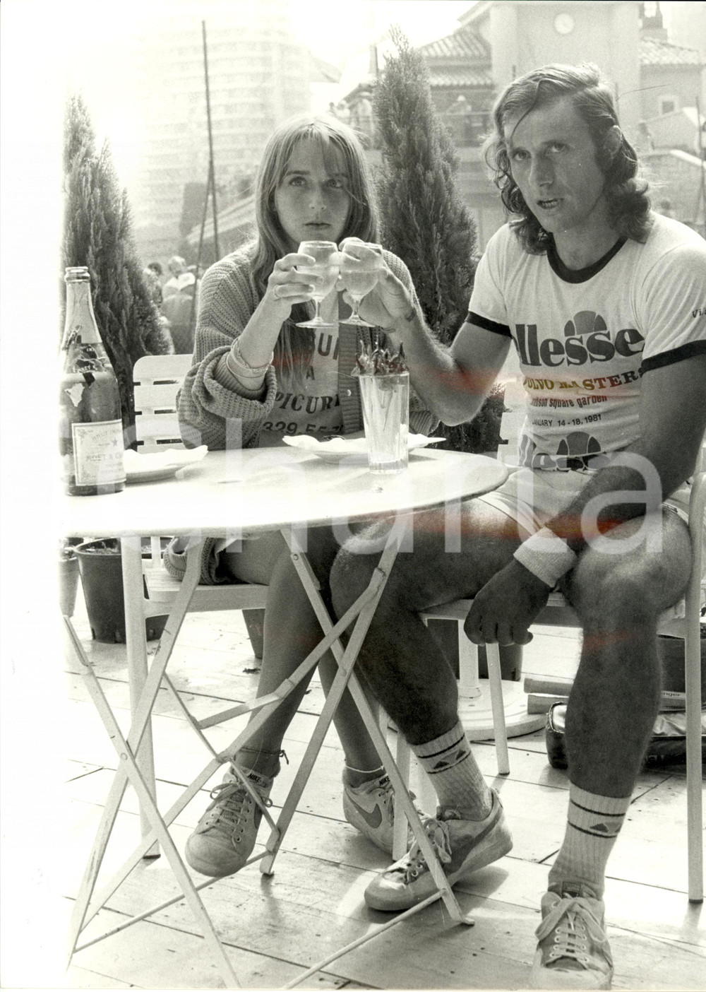 Fotografia d epoca originale 1980 ca TENNIS Guillermo VILAS fidanzata Gabriela BLONDEAU MOET & CHANDON 24x30 1