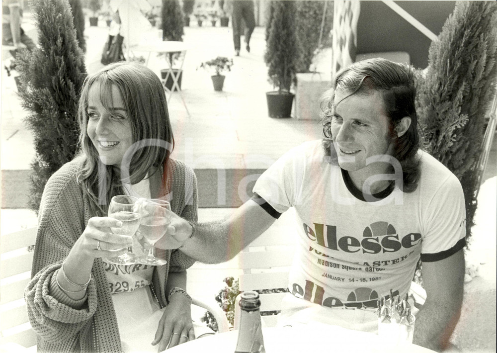 Fotografia d epoca originale 1980 ca TENNIS Guillermo VILAS fidanzata Gabriela BLONDEAU brindano Foto 24x30 1