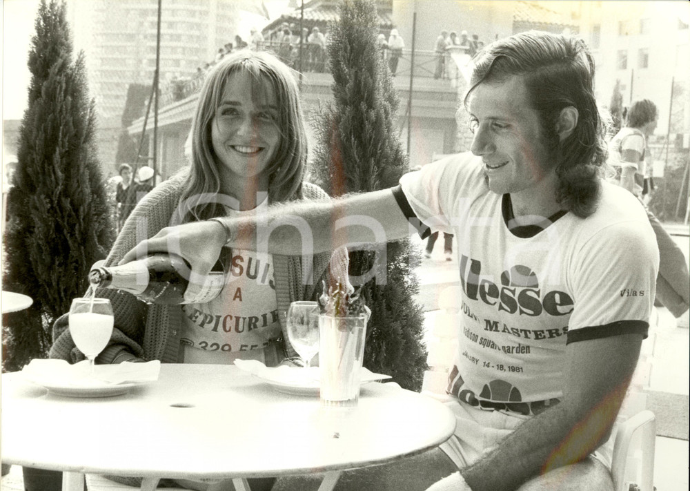 Fotografia d epoca originale 1980 ca TENNIS Guillermo VILAS versa champagne a Gabriela BLONDEAU Foto 24x30 1