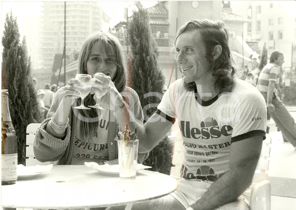 Fotografia d epoca originale 1980 ca TENNIS Guillermo VILAS Gabriella BLONDEAU brindano MOET & CHANDON 24x30 1