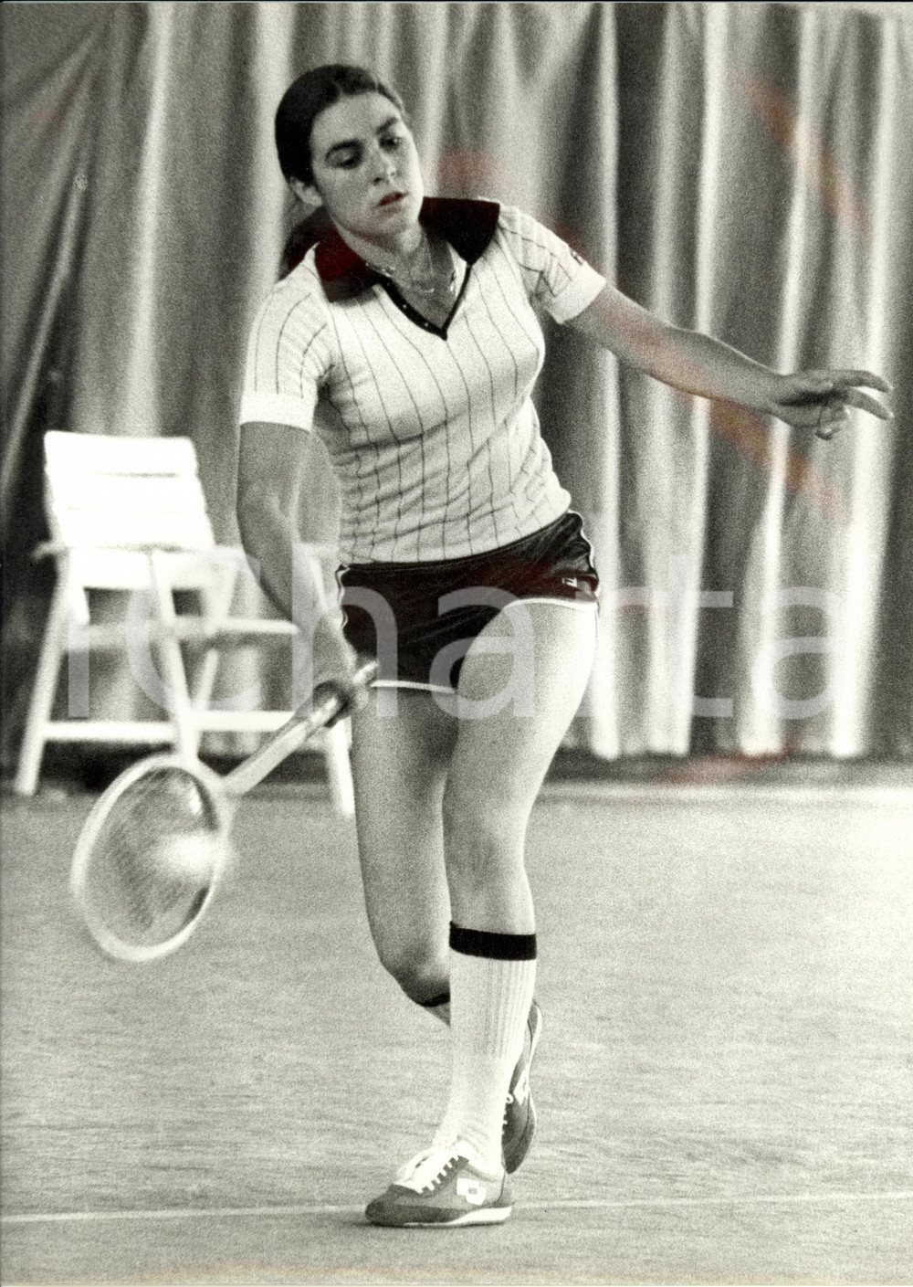 Fotografia d epoca originale 1980 ca MILANO Tennis Sabina SIMMONDS si allena con scarpe LOTTO Foto 24x30 cm 1