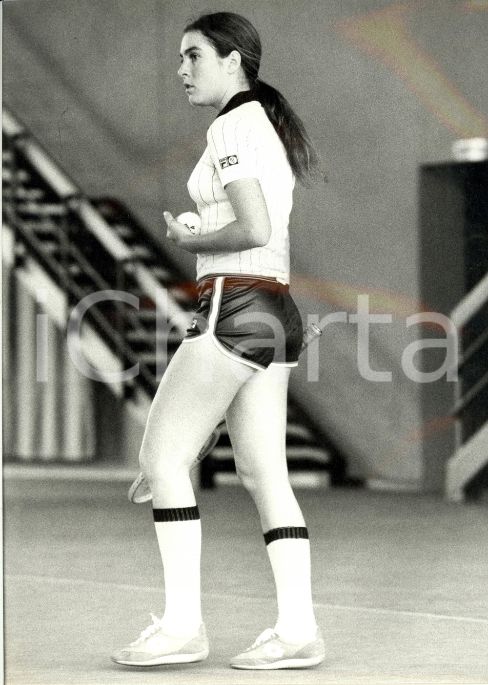 Fotografia d epoca originale 1980 ca TENNIS Sabina SIMMONDS pronta a lanciare maglia FILA Foto 24x30 cm 1