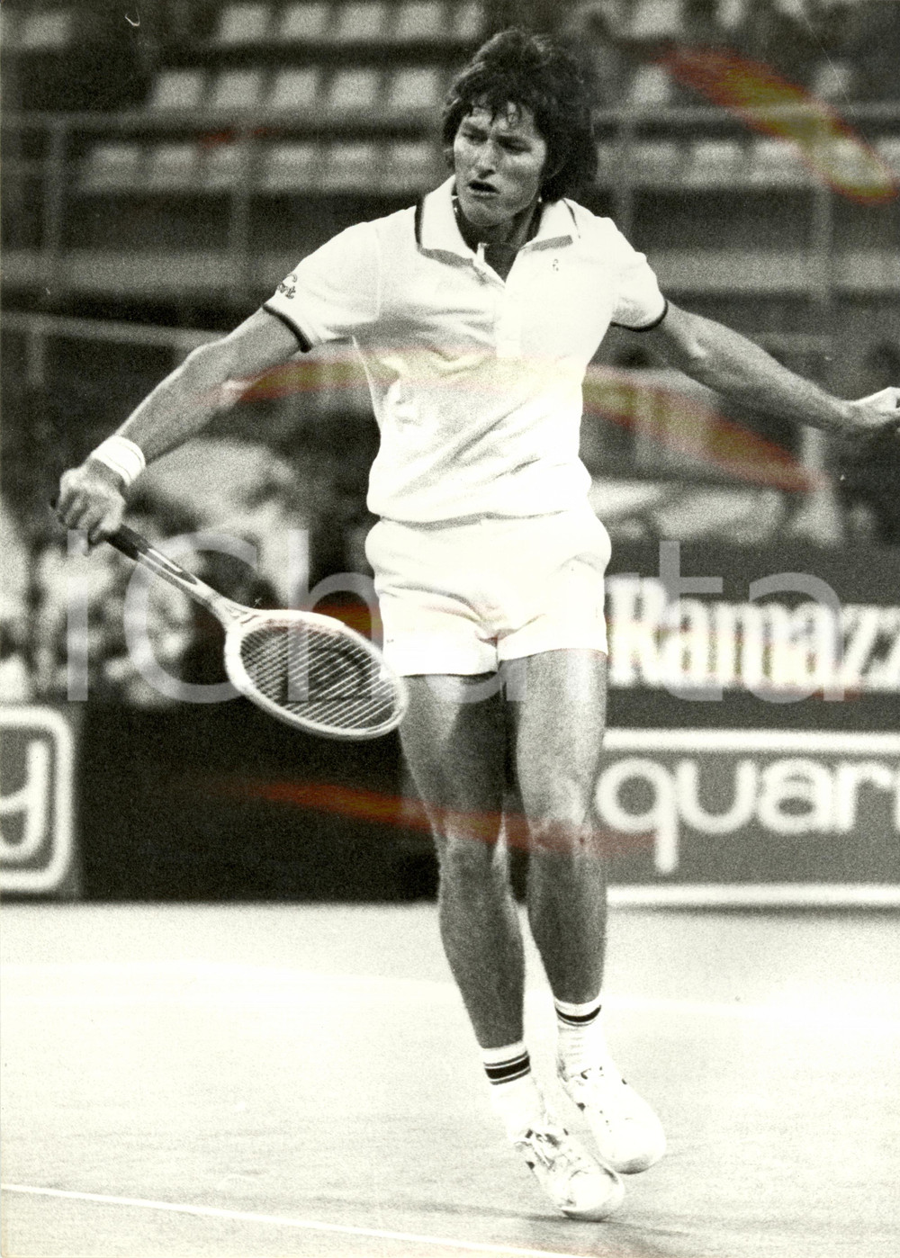 Fotografia d epoca originale 1980 MILANO Tennis RAMAZZOTTI CUP Kim WARWICK sta per colpire Foto 24x30 cm 1